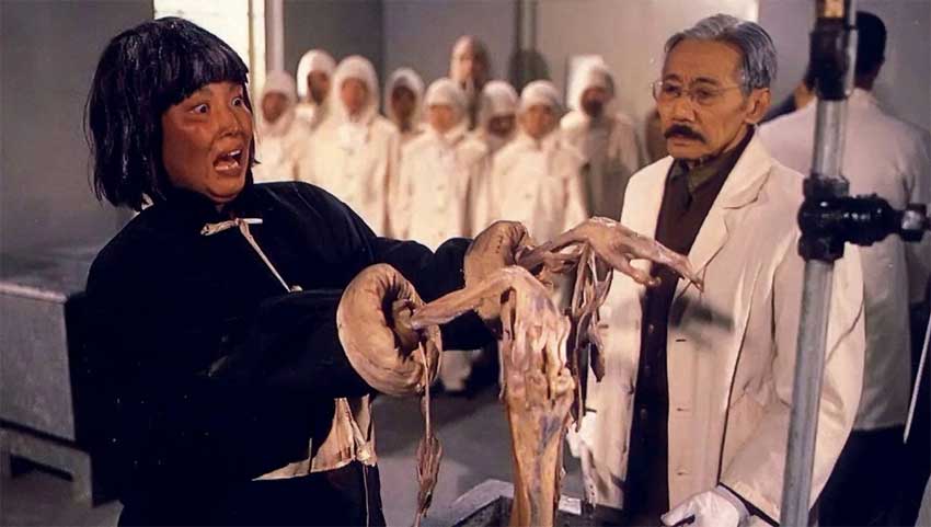 Escena de uno de los experimentos en la película de Mou Tun-fei en la película Los hombres detrás del sol