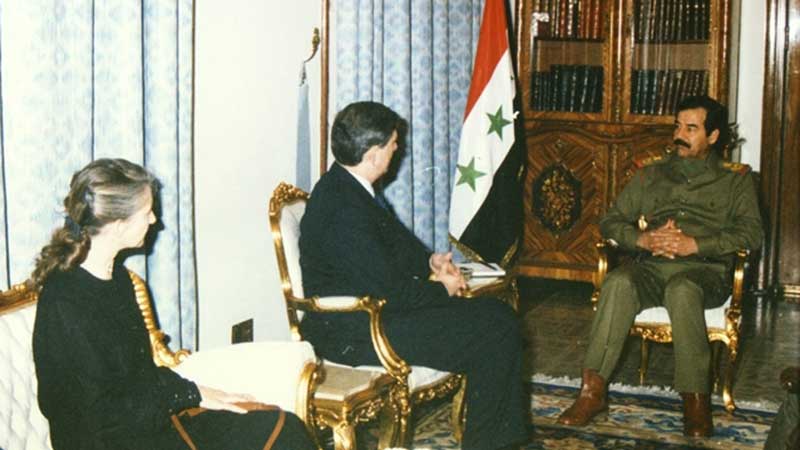 April Glaspie, embajadora de Estados Unidos en Iraq, junto a John Hubert Kelly, vicesecretario de Estado para Asuntos de Oriente Próximo con Saddam Hussein en febrero de 1990