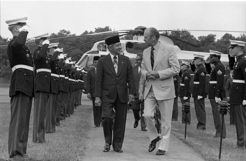 Gerald Ford recibe al presidente Suharto a su llegada al helipuerto de Camp David el 5 de julio de 1975
