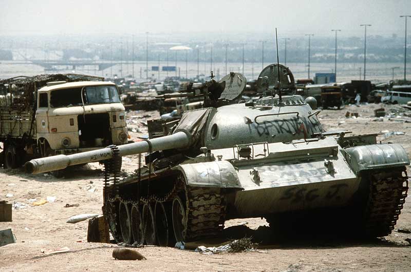 Un T-55 con grafiti hecho por tropas de la Coalición entre la Ciudad de Kuwait y Basora
