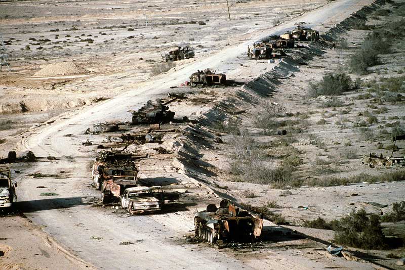 Columna de blindados en la autopista 80 en Irak tras los ataques aéreos