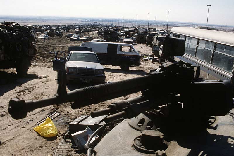 Imagen de la retirada iraquí en la autopista Basora-Kuwait que sale de la ciudad de Kuwait. 26 de febrero de 1991