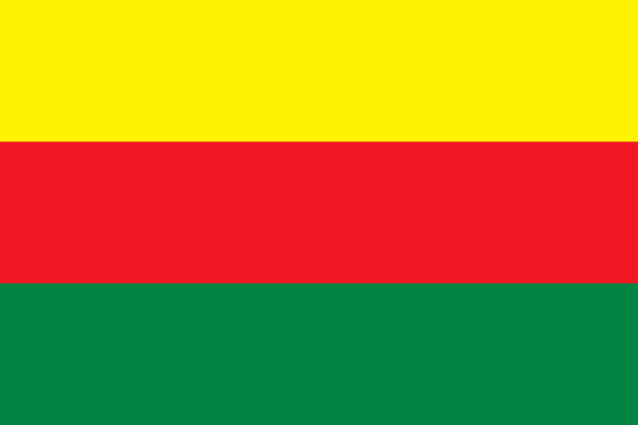 La bandera tricolor de TEV-DEM, adoptada alrededor de 2012 para la Administración Autónoma del Norte y Este de Siria