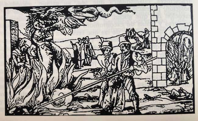 Página que ilustra a brujas quemadas en la hoguera en el Malleus Maleficarum de la editorial Maxtor de 2004 traducida por Miguel Jimenez Monteserín.