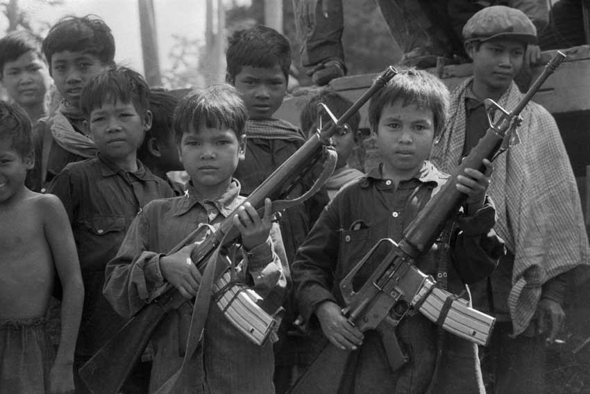 Niños soldados de los Jemeres Rojos con rifles M16