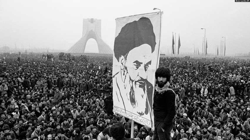 Manifestantes sostienen un cartel del líder musulmán exiliado Ayatolá Ruhollah Khomeini