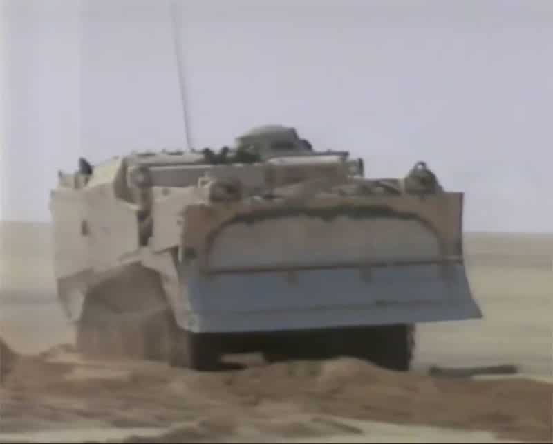 Vehículo de asalto de trincheras en la 1º Guerra del Golfo. Fotograma: Channel 4 Riding the Storm