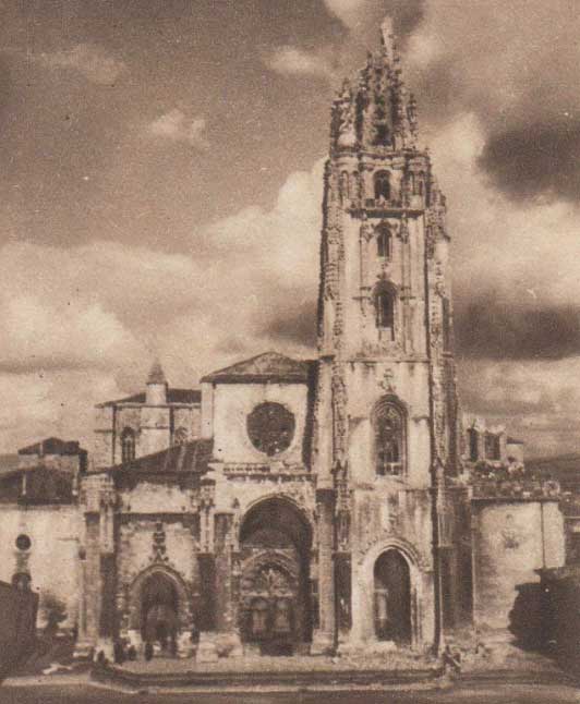 Catedral, de Oviedo tras la revolución de 1934.