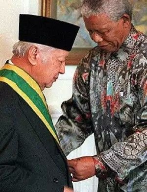 Nelson Mandela impone la medalla del Cabo de Buena Esperanza, la más alta distinción nacional