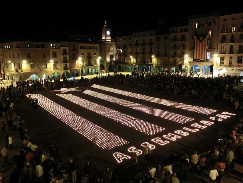 Estelada de 8.000 velas en la plaza Mayor de Vic (Osona)