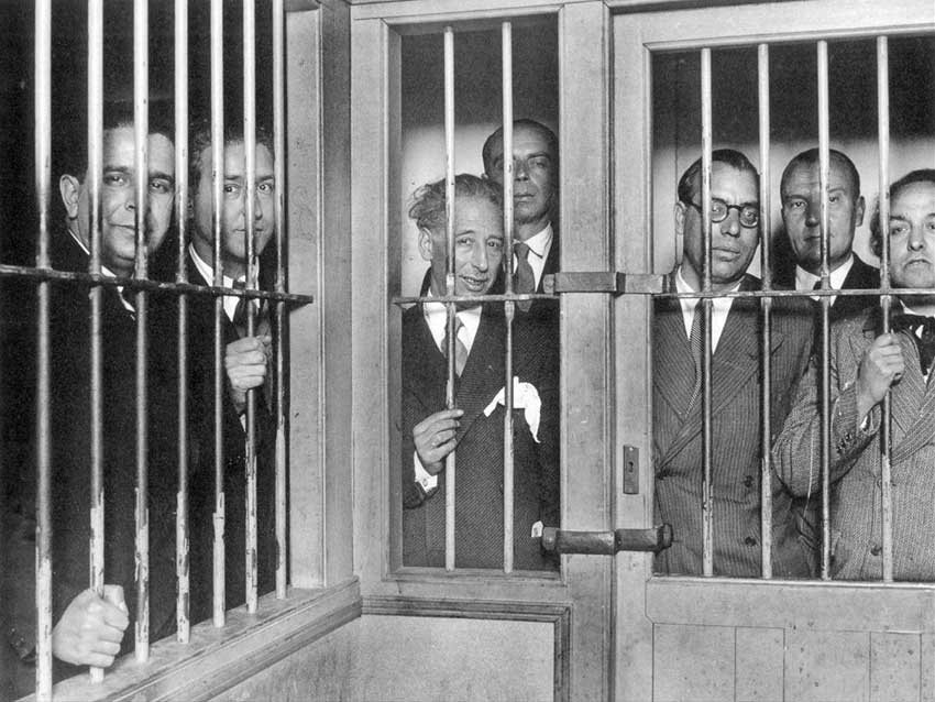 Lluís Companys junto con miembros del Consejo de la Generalitat de Cataluña en la cárcel de La Modelo