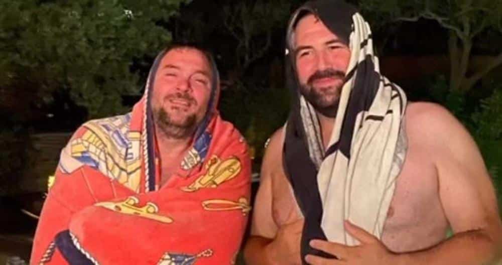 Dante Fachín y Jon Iñarritu, en la piscina de Pilar Rahola