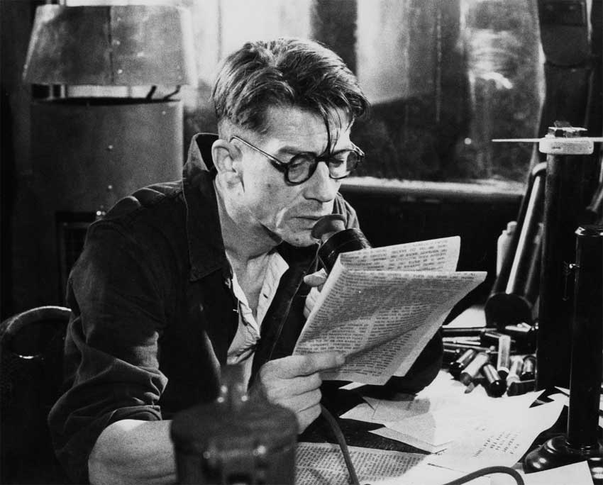Winston Smith (John Hurt) en su puesto del Ministerio de la Verdad en la película 1984