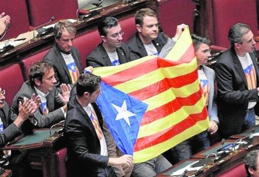 Diputados de la Liga Norte desplegando mal una estelada en el Parlamento italiano en 2014