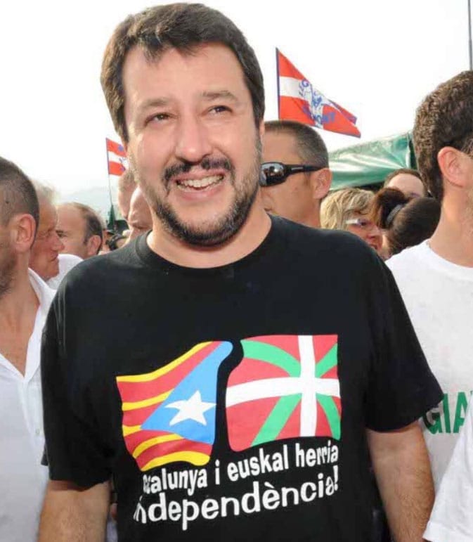 Mateo Salvini con una camiseta que incluye una Estelada y una Ikurriña