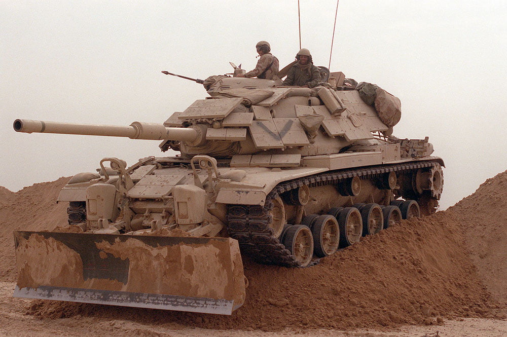 Un tanque M-60 participando en maniobras de eliminación de obstáculos terrestres.