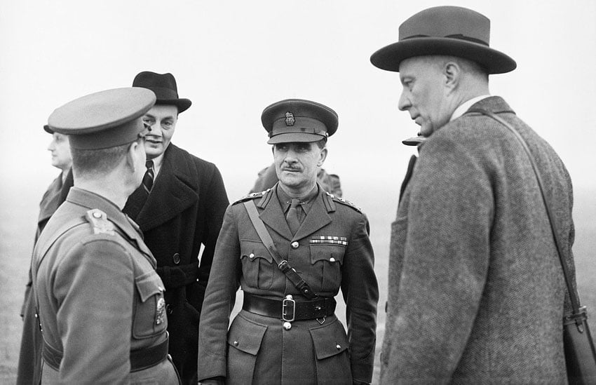Hugh Dalton (derecha), Ministro de Guerra Económica, y [Colin Gubbins, jefe del Ejecutivo de Operaciones Especiales.