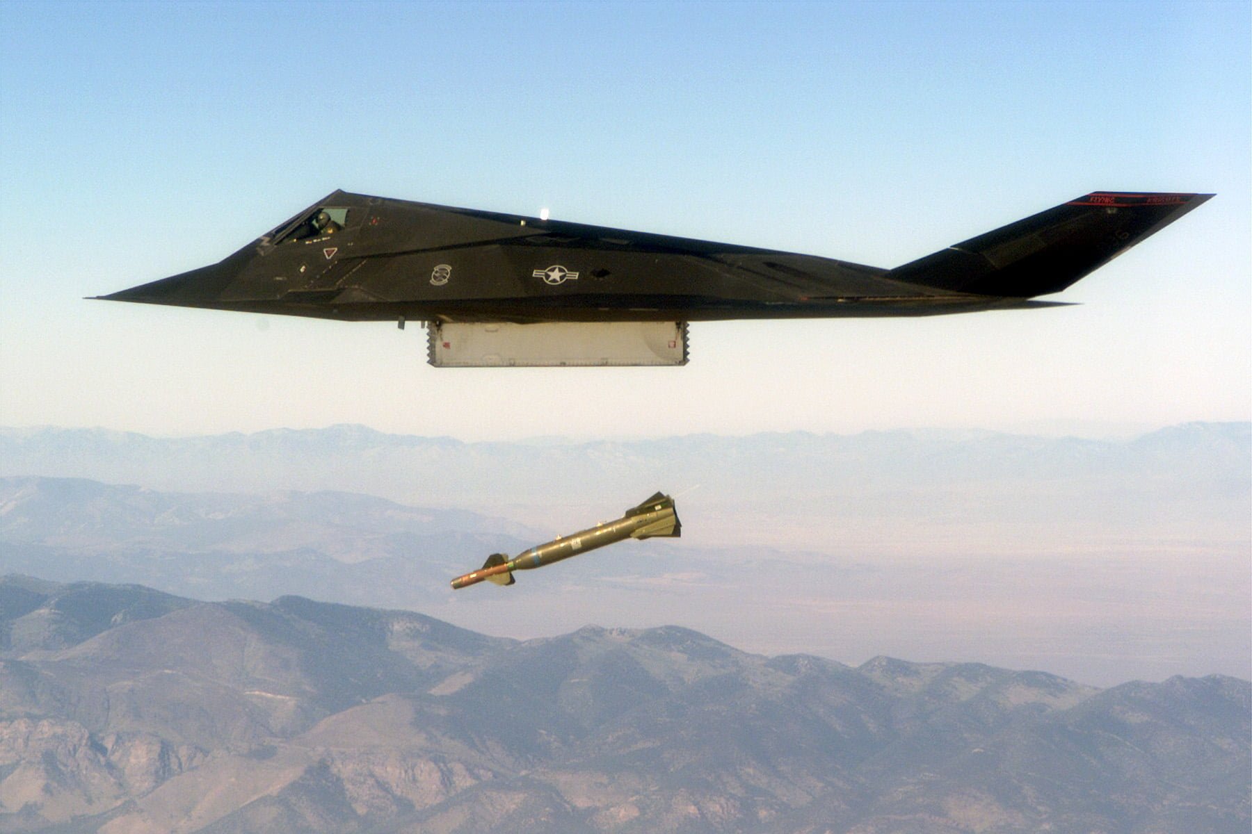 F-117A Nighthawk lanzando una bomba destructora de búnkeres GBU-27 Paveway III