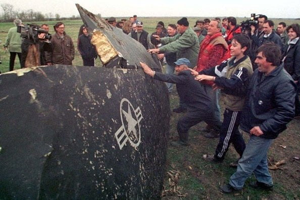 Una de las alas del F117 derribado.