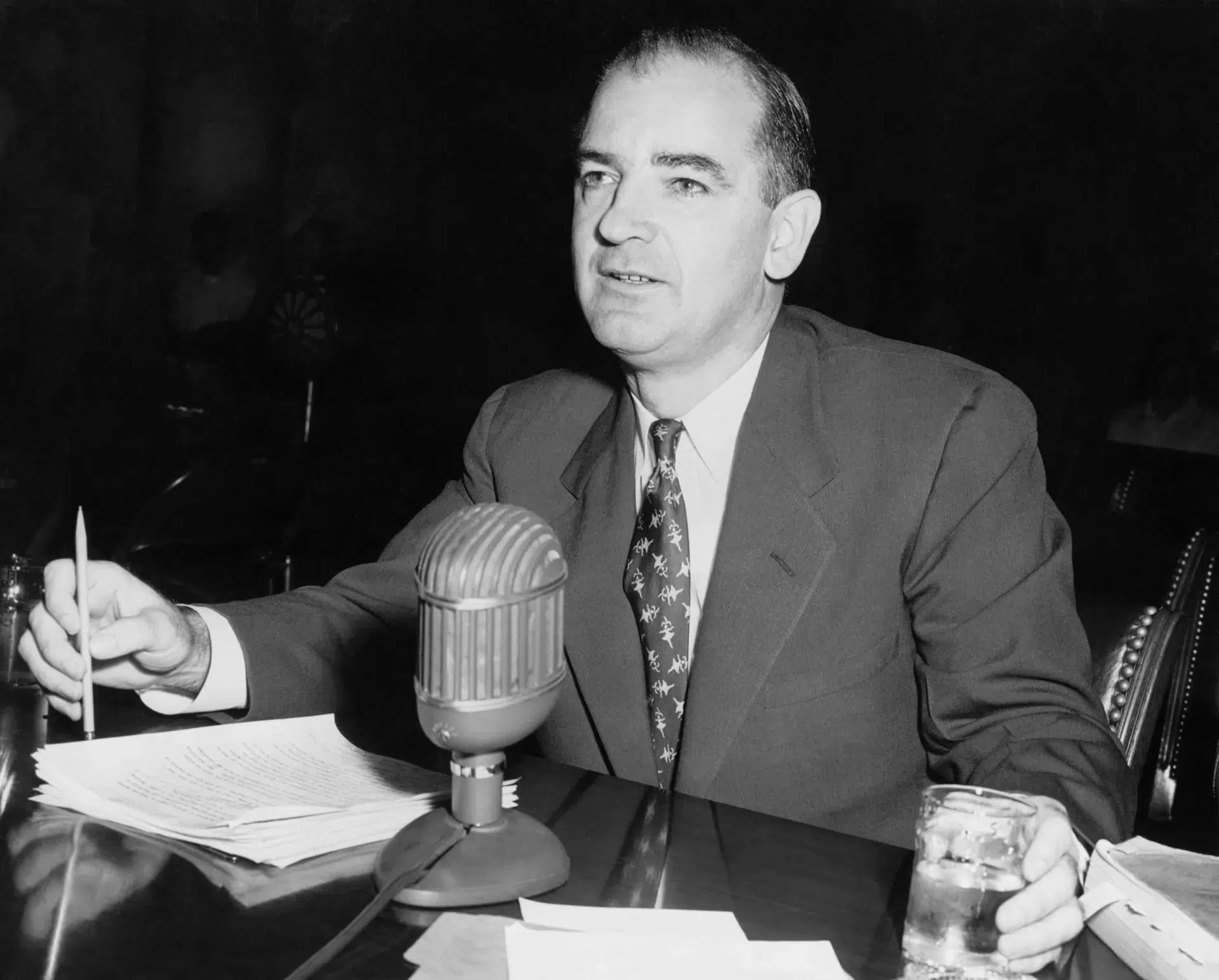 El senador estadounidense Joseph McCarthy testifica ante un subcomité del Senado sobre elecciones y reglas en un esfuerzo por vincular al senador estadounidense William Benton con el comunismo.