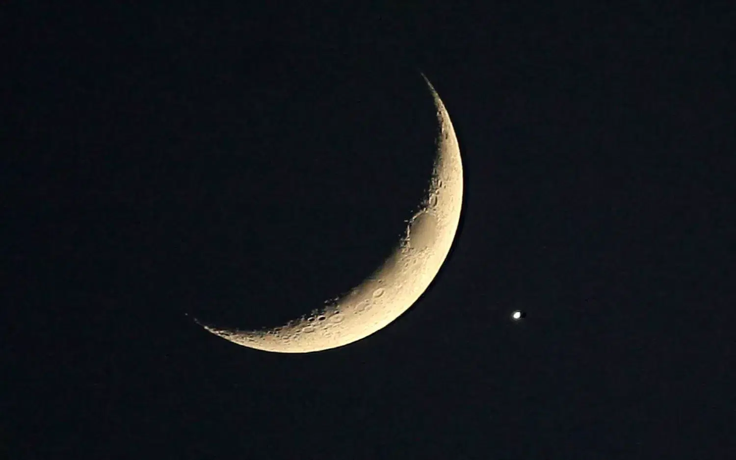 Ammán, Jordania. El planeta Venus, después de ser eclipsado por la luna creciente el 18 de junio de 2007 en la capital jordana