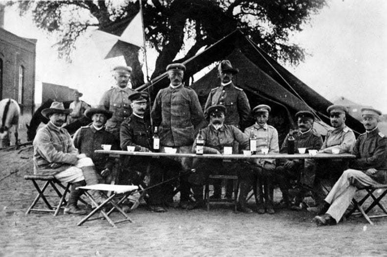 El teniente general Lothar von Trotha (en el centro) en Keetmanshoop durante el levantamiento de Herero