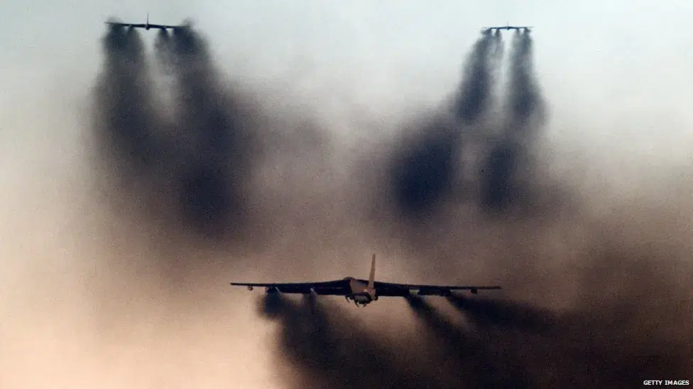 Tres B-52 despegando en una misión de bombardeo en Camboya