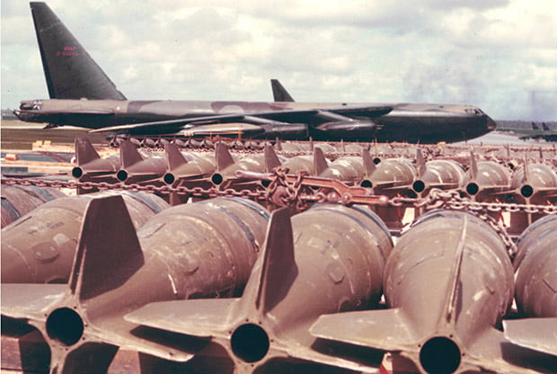 Bombas preparadas para misiones de bombardeo de B-52 en Camboya